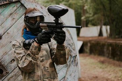 Aizraujoša peintbola spēle no „GUNS n LASERS”