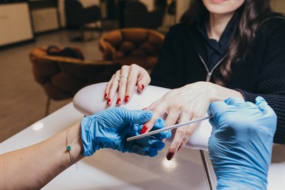 Manikīrs ar gēllakas pārklājumu no “Brilliant Beauty Lounge” viesnīcā “Grand Hotel Kempinski Riga”