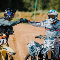 Piedzīvojums diviem ar krosa motociklu