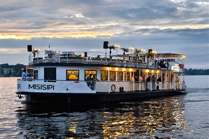 Rīgas panorāma diviem ar atpūtas kuģīti “MISISIPI”