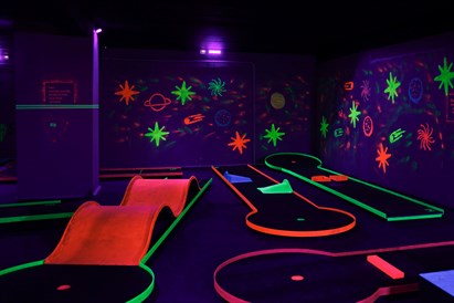 Ģimenes izklaide “Play4score” Rīgā – neona minigolfs tumsā
