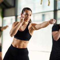 Funkcionālie fitnesa treniņi ar cīņas mākslu elementiem