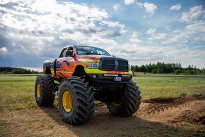 Kļūsti par "Monster truck" stūrmani trasē
