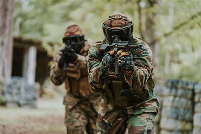 Aizraujoša airsofta spēle no „GUNS n LASERS”