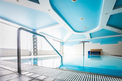 Relaksācija baseina un SPA atpūtas zonā