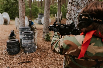 Aizraujoša peintbola spēle no „GUNS n LASERS”