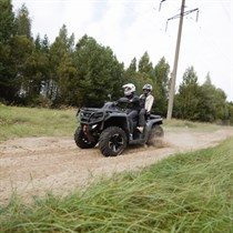 Brauciens ar divvietīgo kvadriciklu meža takās