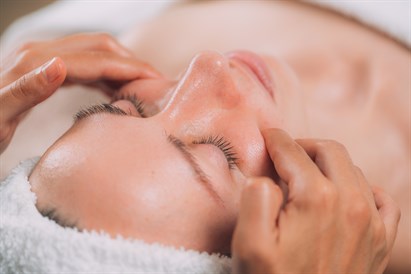 Liftinga skaistuma rituāls sejai un kaklam ar relaksējošu galvas masāžu