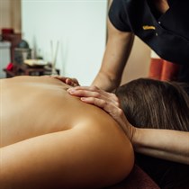 Privātā pirts un antistresa masāža ar mandeļu eļļu diviem