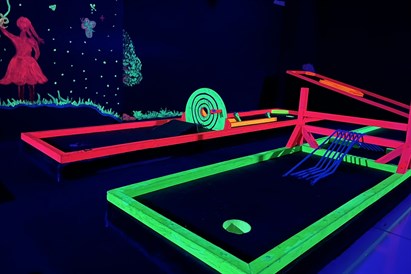 Neona minigolfs ģimenei “Golfiņš” telpās