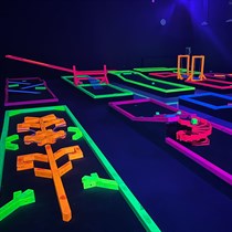 Neona minigolfs ģimenei “Golfiņš” telpās