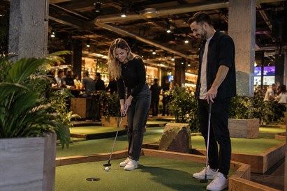 Romantisks randiņš diviem – 18 bedrīšu minigolfs “Swings Golf” Rīgā