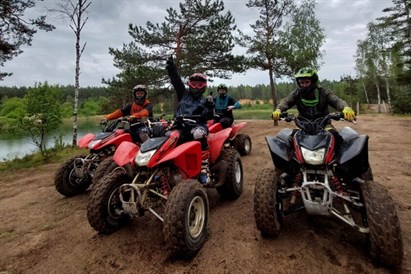 Kvadraciklu piedzīvojums meža trasē