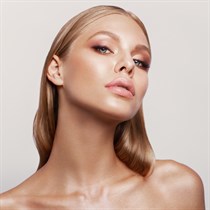 Izvēlēta skaistuma procedūra vai svētku make-up