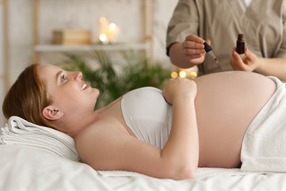 Sertificētas vecmātes radīta M.ŌM Oksitocīna masāža grūtniecēm un jaunajām māmiņām