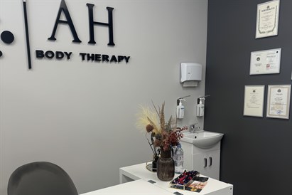 Mikroadatu terapija sejas, kakla un dekoltē ādas atjaunošanai 