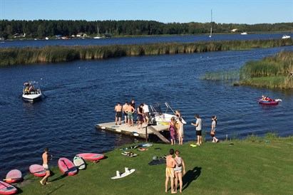 Draugu piedzīvojums uz lielā SUP dēļa Jūrmalā