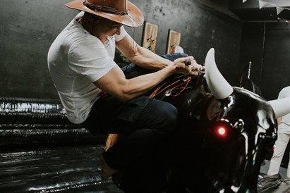 Izklaide uz mehāniskā RODEO buļļa „Rīgas Moto Hallē”