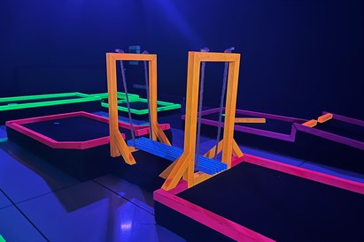 Neona minigolfs ģimenei “Golfiņš” telpās