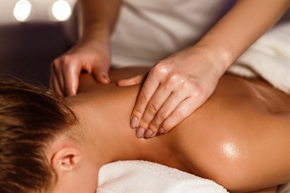 Relaksējoša muguras masāža ar ingvera eļļu