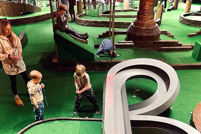 Minigolfs visai ģimenei “Swings Golf” Rīgā