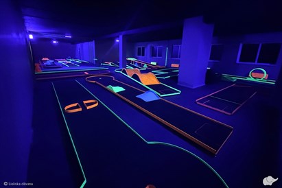 Randiņš neona gaismās – minigolfs “Play4score” telpās