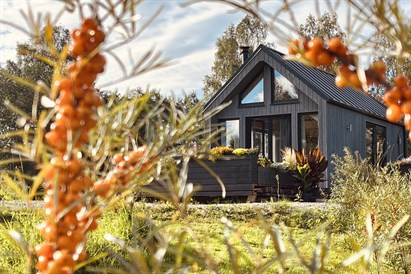 Brīvdienu māja ar kublu – ģimenes atpūta Smiltsērkšķu namiņā