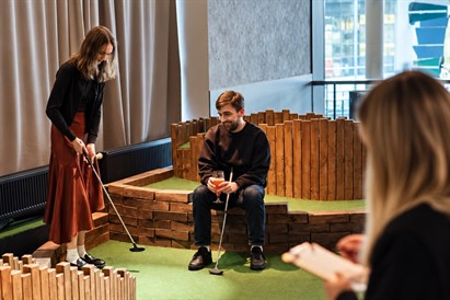 Romantisks randiņš diviem – 18 bedrīšu minigolfs “Swings Golf” Rīgā