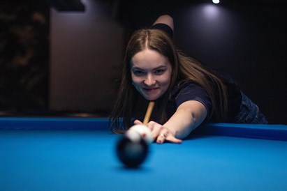 Biljarda un šautriņu izklaide pārim