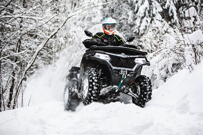 Randiņš ar divvietīgo kvadriciklu meža takās