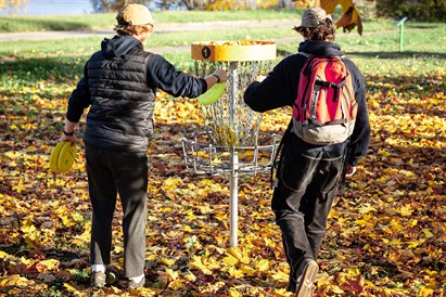 Disku golfs ģimenei – brīvdabas atpūta Mežaparkā vai Zaķusalā