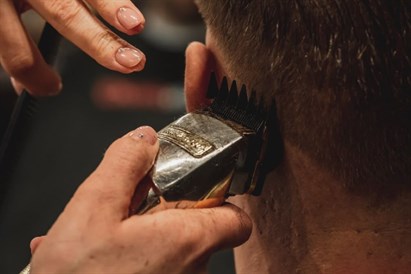 Matu griezums vīriešu frizētavā „Beren Barbershop”   