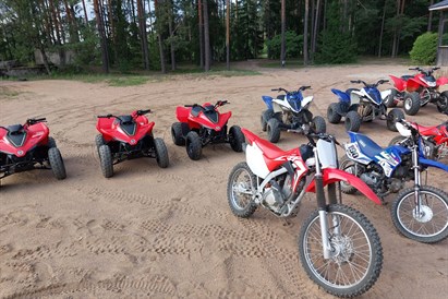 Brauciens trasē diviem ar kvadraciklu vai krosa motociklu