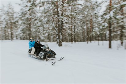 Ziemas burvība uz sniega motocikla