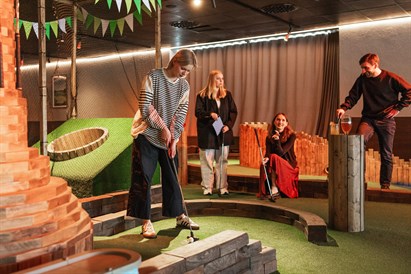 “Swings Golf” dāvanu karte – minigolfs un kokteiļi Rīgas centrā