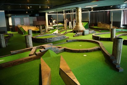 Vakars diviem ar kokteiļiem – minigolfs un bārs “Swings Golf” Rīgas centrā