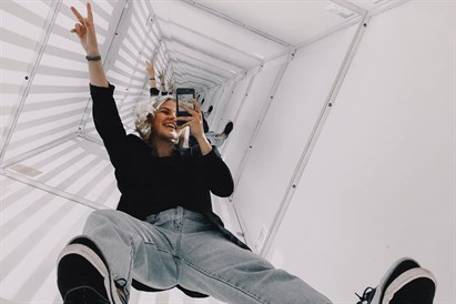 Ilūziju pasaule visai ģimenei – “COSMOS” ilūziju muzejs Rīgā