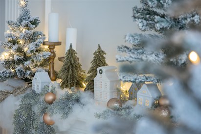 Ziemassvētku fotosesija ar tematiskajām dekorācijām