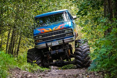 Sēdies pie stūres un izmēģini MONSTER BUS vadīšanu