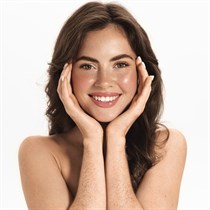 Apvienotā skaistuma procedūra ar ārstniecisko pilno ķermeņa masāžu un RF sejas liftingu