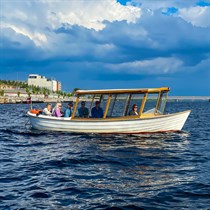 Vecpilsētas panorāmas brauciens ar kuģīti draugiem un ģimenei