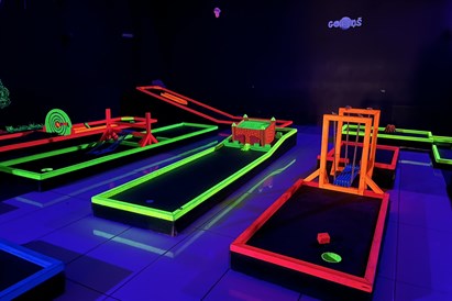 Neona minigolfs ģimenei “Golfiņš” telpās