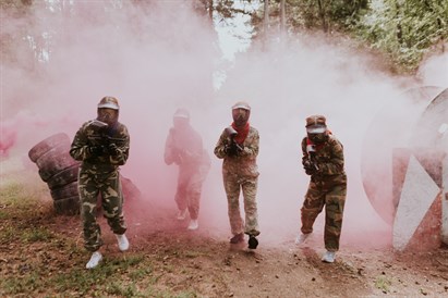 Aizraujoša peintbola spēle no „GUNS n LASERS”
