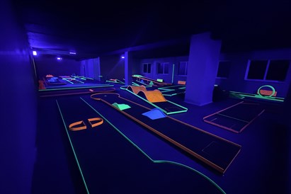 “Play4score” neona minigolfs draugu kompānijai Rīgā