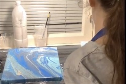 FLUID ART mākslas meistarklase bērniem un pusaudžiem