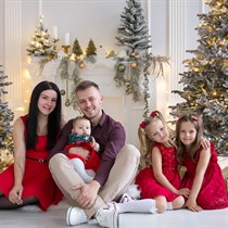 Ziemassvētku fotosesija ar tematiskajām dekorācijām