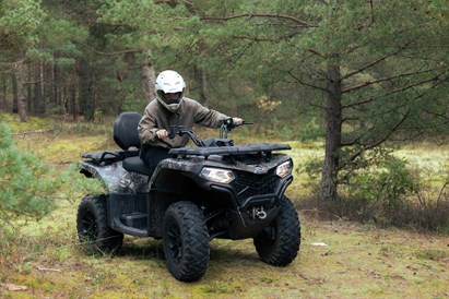 Brauciens ar divvietīgo kvadriciklu meža takās