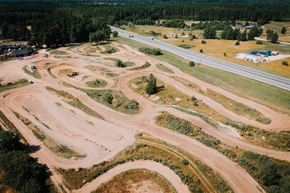 Aizraujošs brauciens ar krosa motociklu diviem