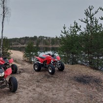 Brauciens trasē diviem ar kvadraciklu vai krosa motociklu