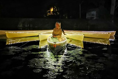 Romantisks saulrieta laivu brauciens izgaismotās kanoe laivās Jelgavā 